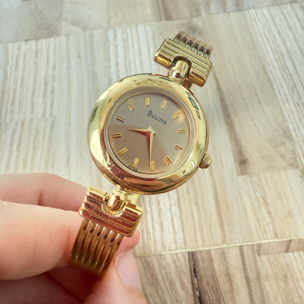 Vintage 90s Bulova ladies 97T05 gold tone bangle bracelet watch NEW BATTERY